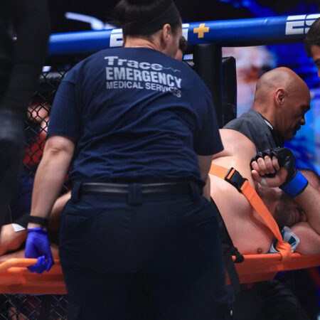 Бывший тяжеловес UFC Александра Романова унесли на носилках после ужасного удара в пах в полуфинале PFL