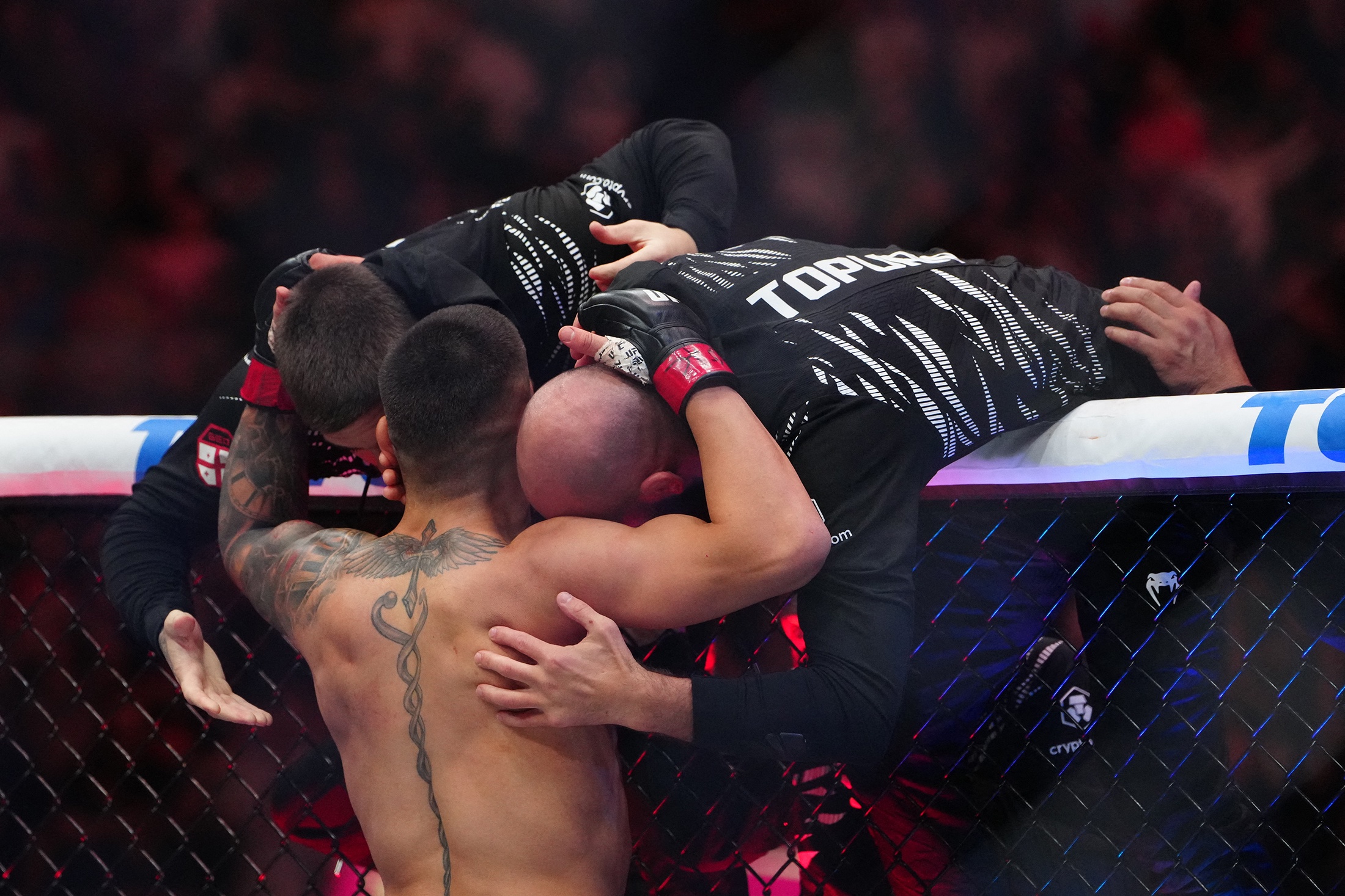 Preview Титул ускользнул: Как Илия Топурия победил в бою за пояс Cage Warriors, но остался без него из-за проблем с весом в 2018 году