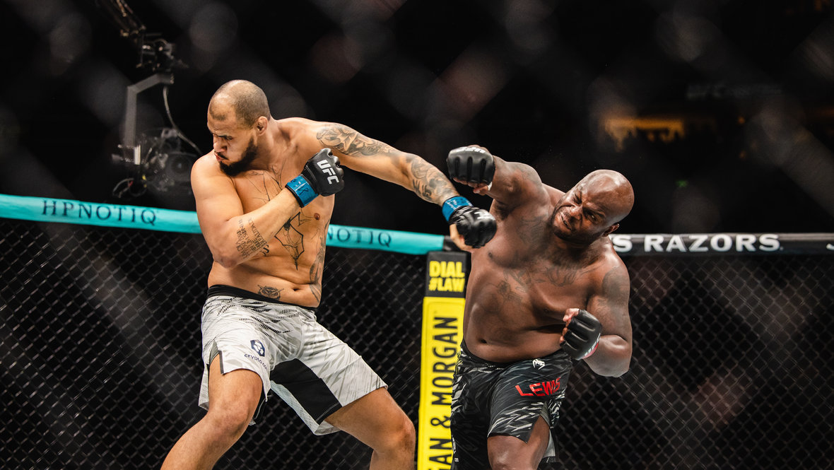 Preview Дэниел Кормье объяснил, почему остановка боя Деррика Льюиса на UFC Nashville была оправданной
