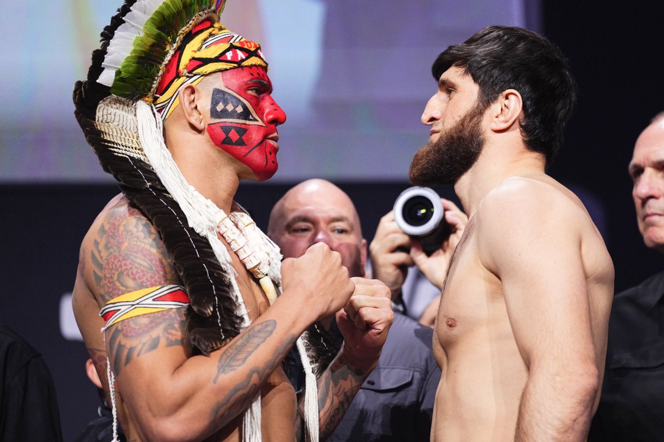 Preview Макс Холлоуэй «гарантирует», что Алекс Перейра использует «винтажное» оружие, предсказывая исход главного боя UFC 320