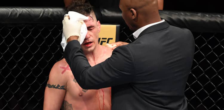 Preview Звезда UFC Рио, ранее бывший бездомным, отчитал толпу после первой победы в октагоне