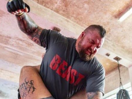 Эдди Холл угрожает Диллону Дэнису, хвастаясь «сильнейшим ударом на планете»